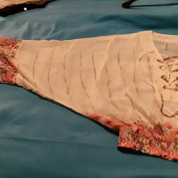 💐Beautiful sheer blouse!!💐 - Picture 2 of 5